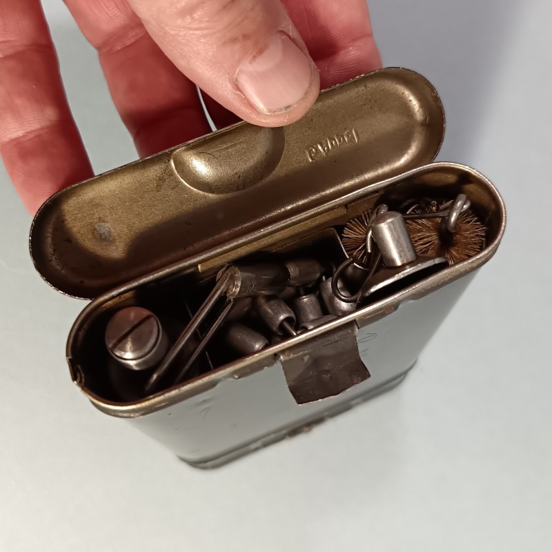 KIT NECESSAIRE DE NETTOYAGE POUR FUSIL ALLEMAND MAUSER K98 FABRICANT G. APPEL 1936 SECONDE GUERRE NOM GRAVE
